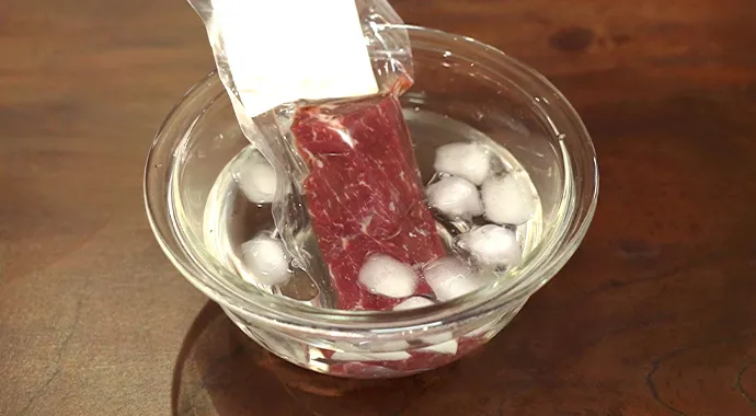 ボールに氷水を張って、じっくり、ゆっくり解凍させます。