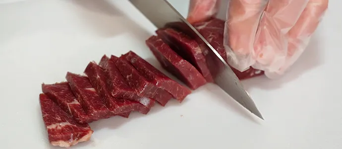 馬肉をボールから取り出し、真空パックを開封します。